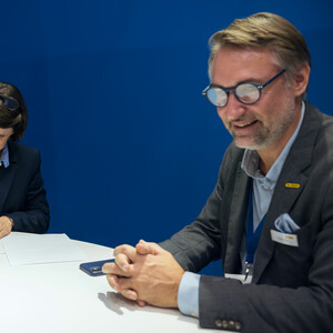Natasha Covas-Kneiss, CEO & Vice Chair ELTRAK GROUP and Gunther Fleck, Vice President Sales & Service Region Marine at PALFINGER at the signing ceremony at SMM in Hamburg. | © PALFINGER / Kirill Brusilovsky