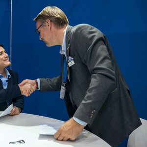 Natasha Covas-Kneiss, CEO & Vice Chair ELTRAK GROUP and Gunther Fleck, Vice President Sales & Service Region Marine at PALFINGER at the signing ceremony at SMM in Hamburg. | © PALFINGER / Kirill Brusilovsky