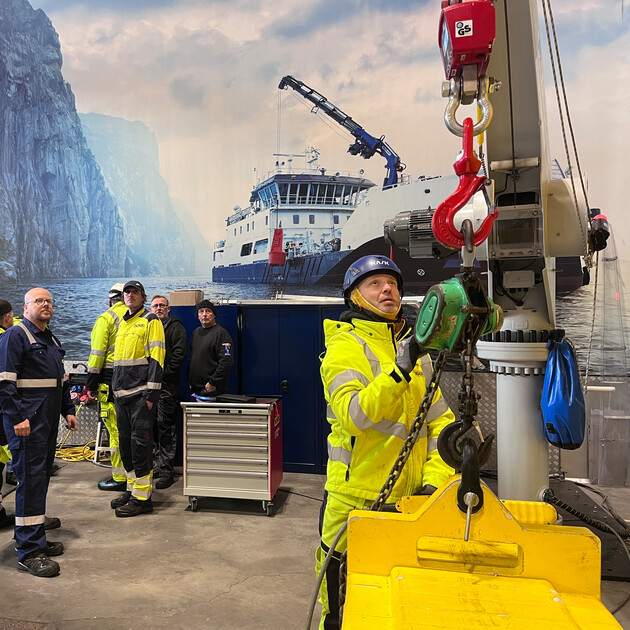 PALFINGER MARINE now covers the inspection of safety measures on cranes and hoists for offshore wind turbines with a new qualification course that is unique worldwide: